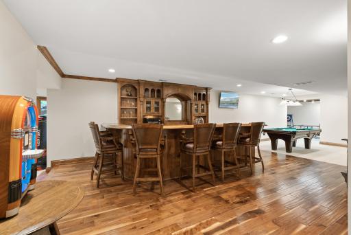 Beautifully built in bar & entertaining area!