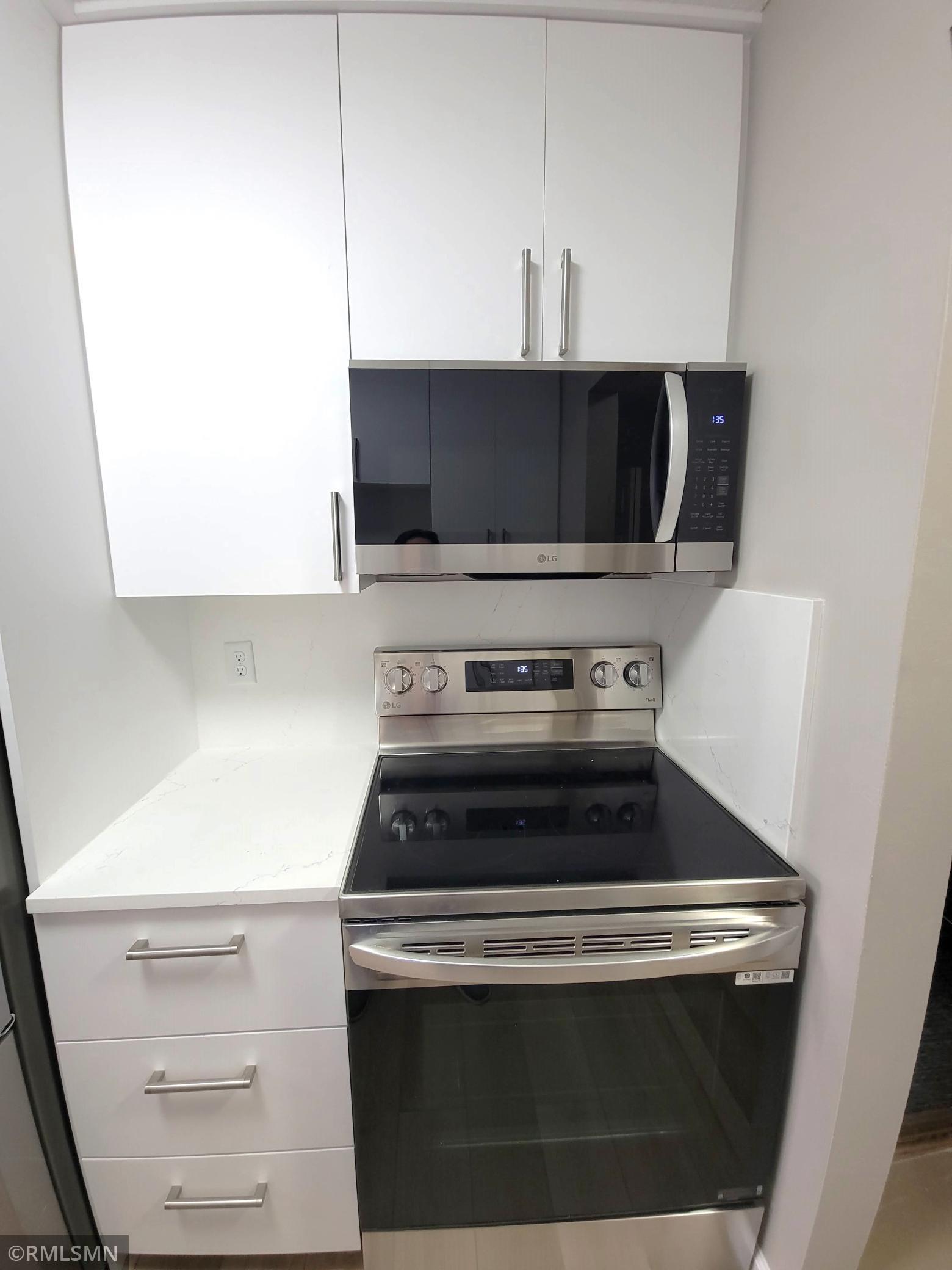 LG ceramic top range has a warmer