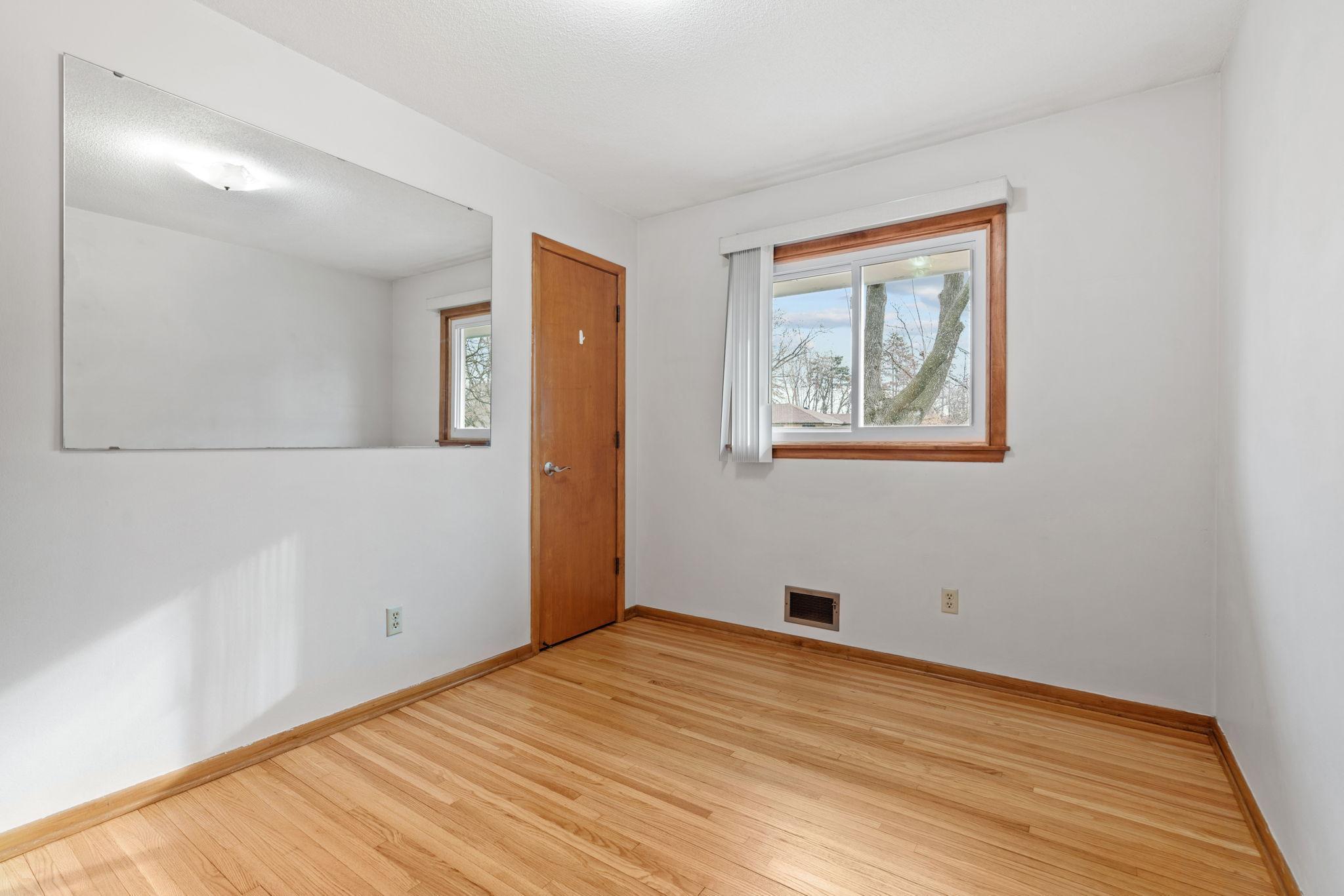 31-web-or-mls-4033 Kentucky Ave N-31.jpg