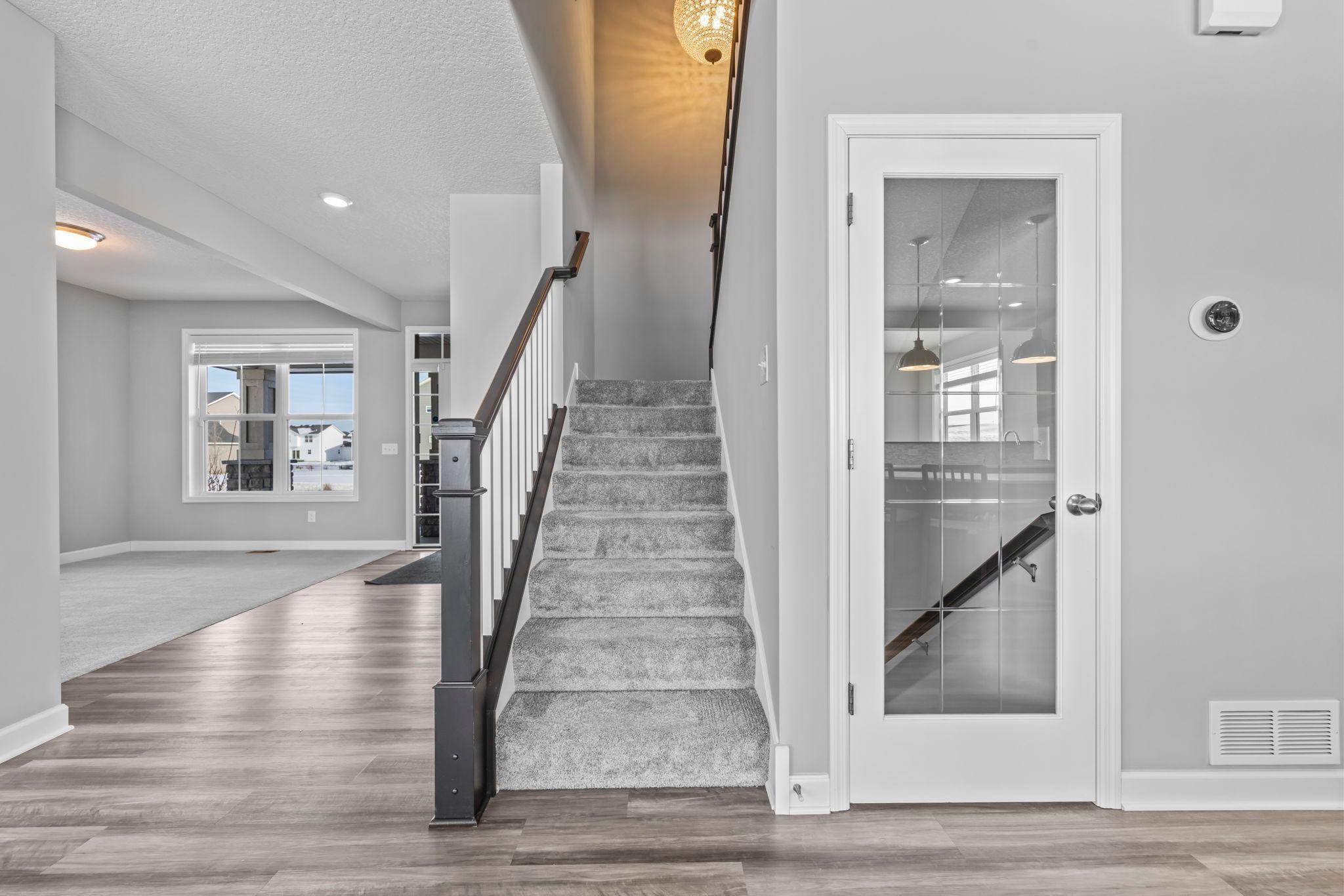 54-web-or-mls-7201 Lasalle Ave NE-150.jpg