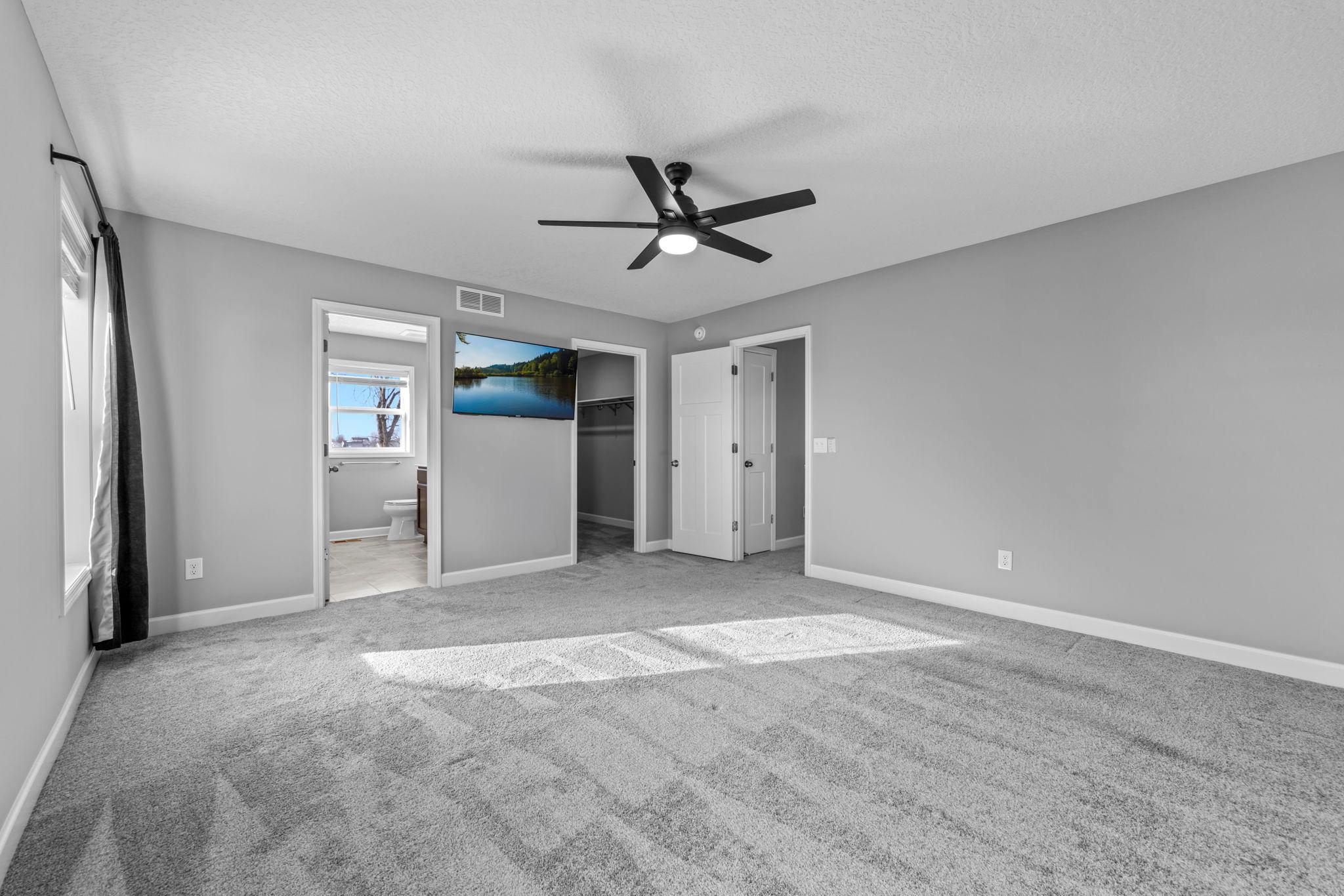 40-web-or-mls-7201 Lasalle Ave NE-105.jpg