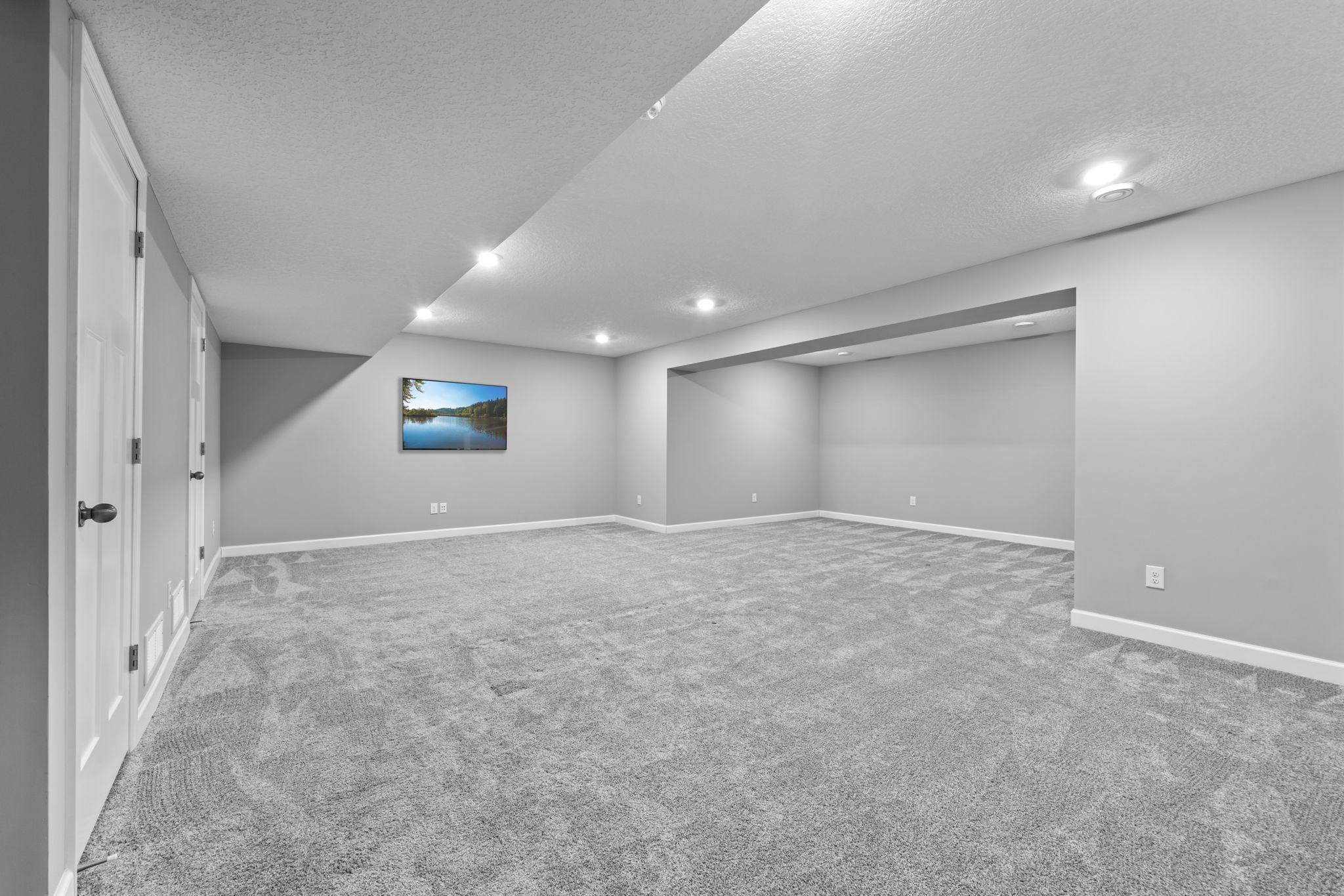 55-web-or-mls-7201 Lasalle Ave NE-153.jpg