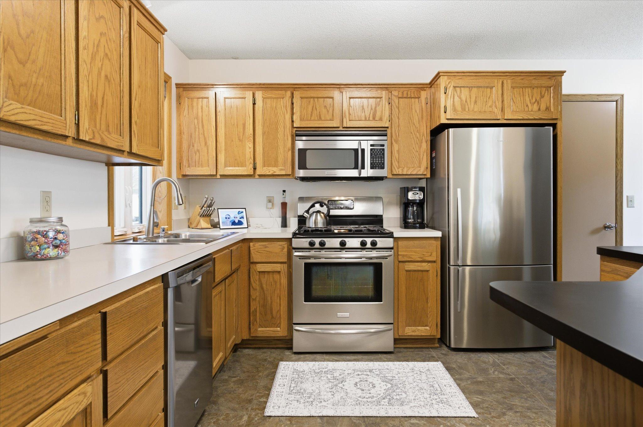 Spacious kitchen with tons of cabinets