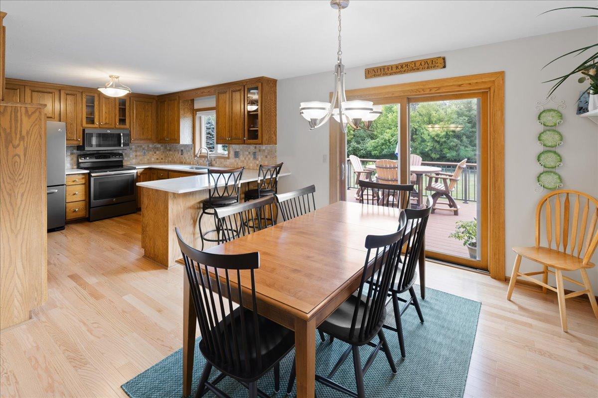 Eat-in Kitchen AND countertop seating