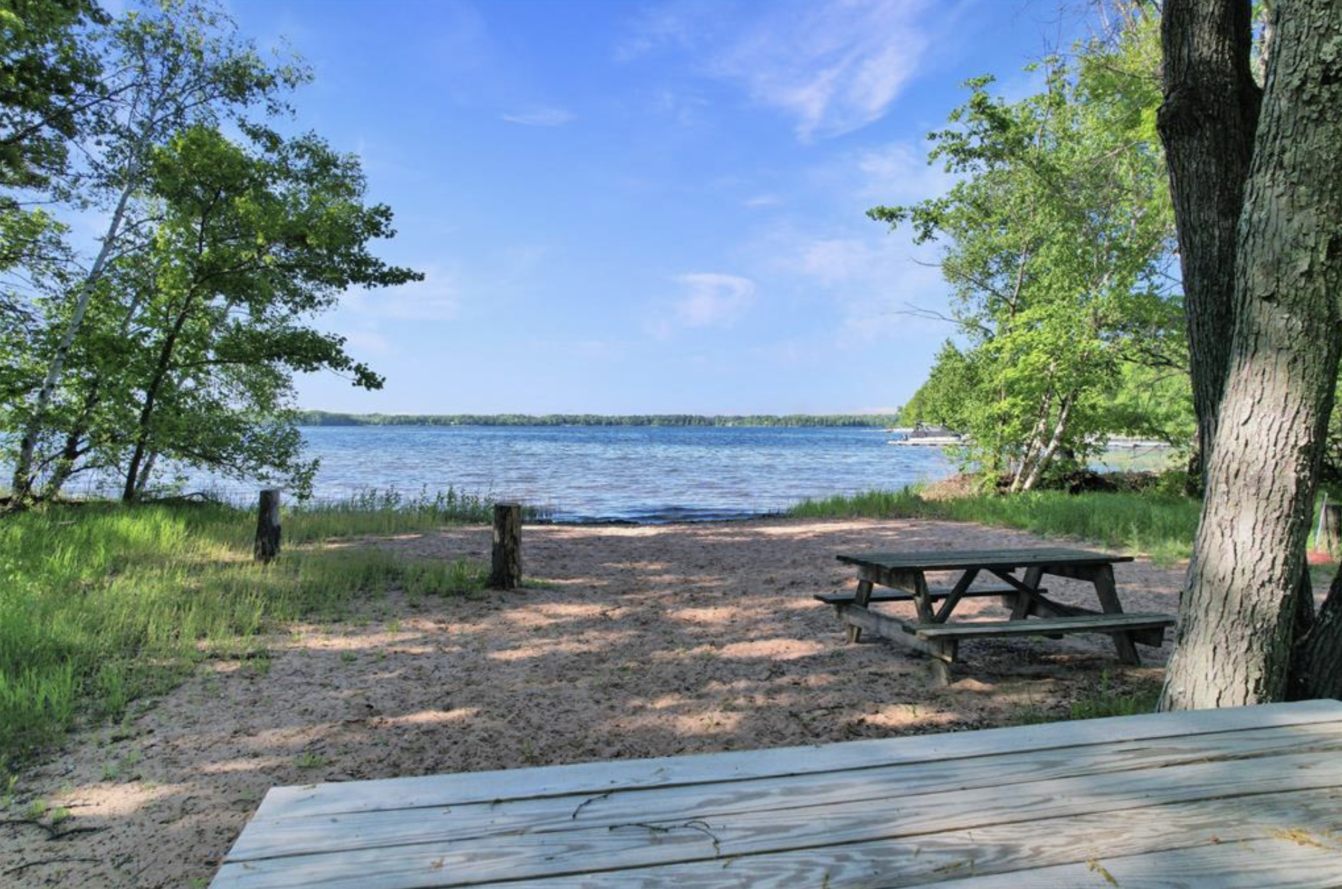 Beach access & picnic tables