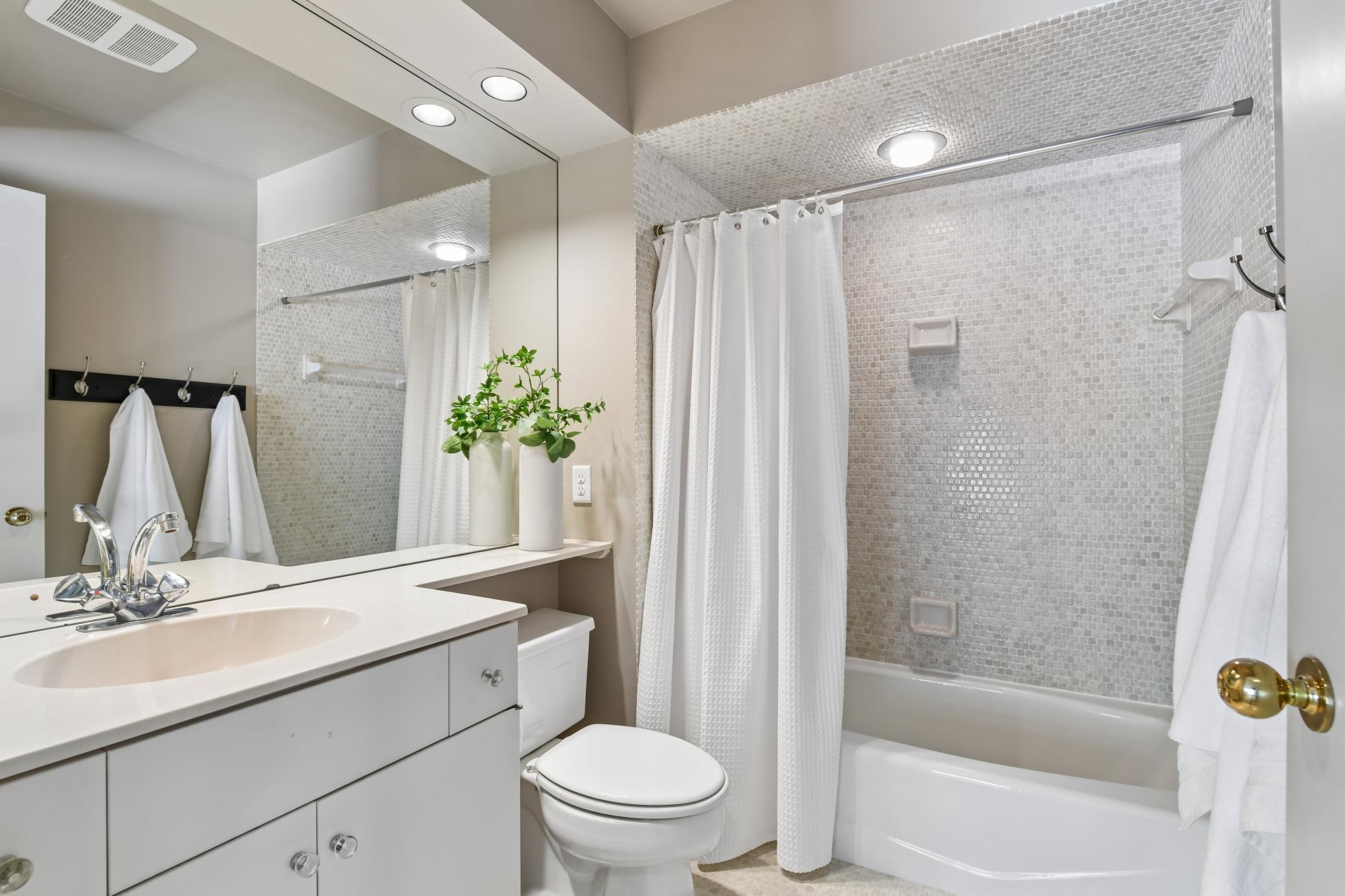 Upper level full bathroom with tile finishes