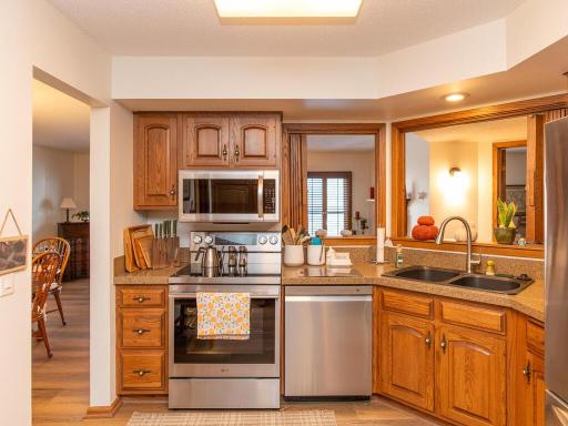 2020 St Albans Mill Rd Minnetonka MN 55305 USA-014-023-Kitchen-MLS_Size.jpg