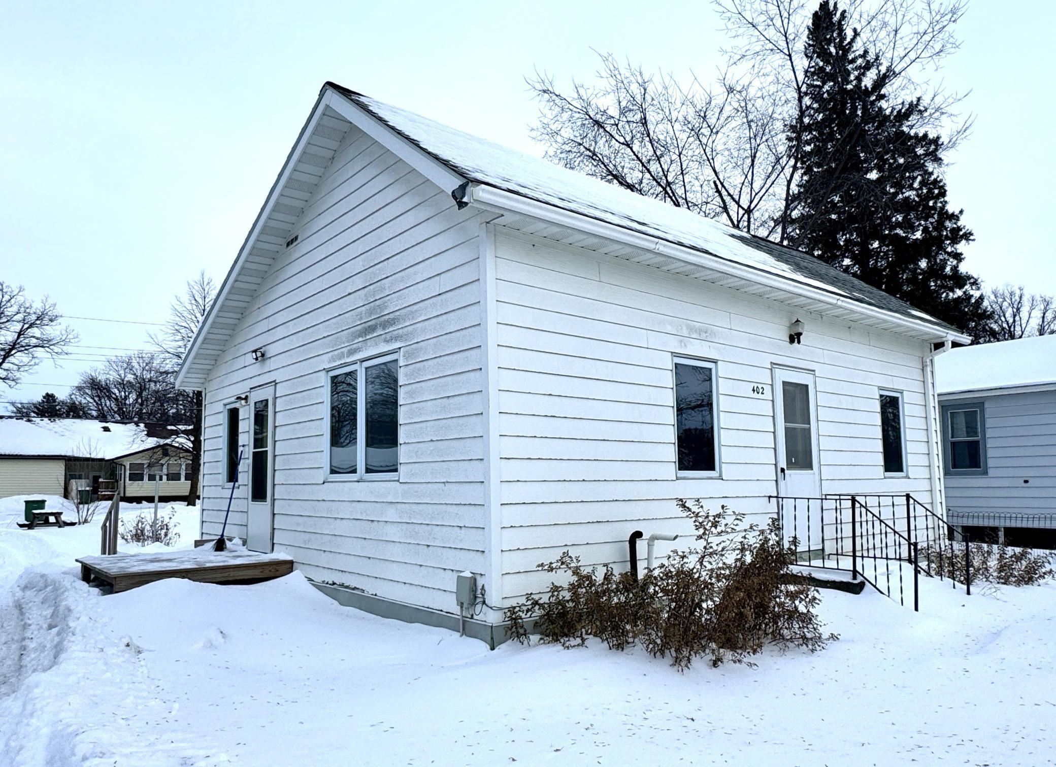 402 2nd Avenue SE, Roseau, MN 56751