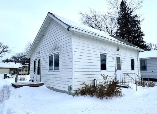 402 2nd Avenue SE, Roseau, MN 56751