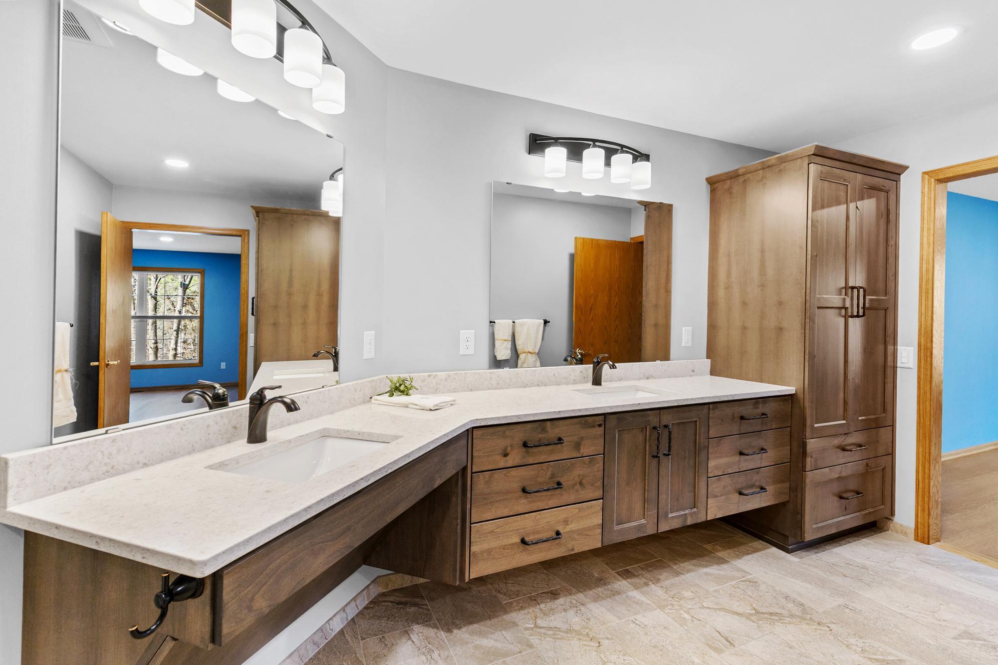 Double sink with one wheelchair accessible