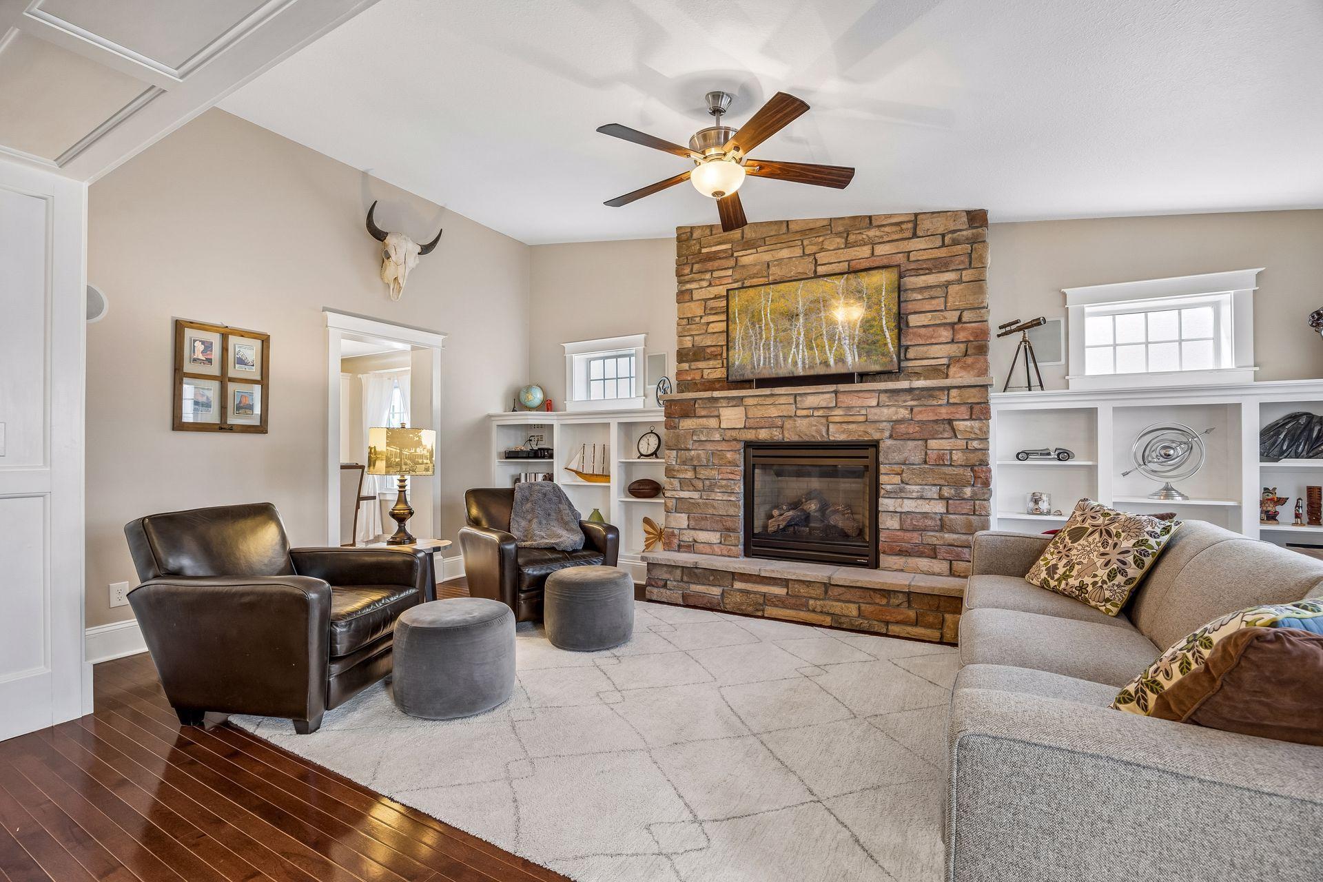 Hardwood floors extend here