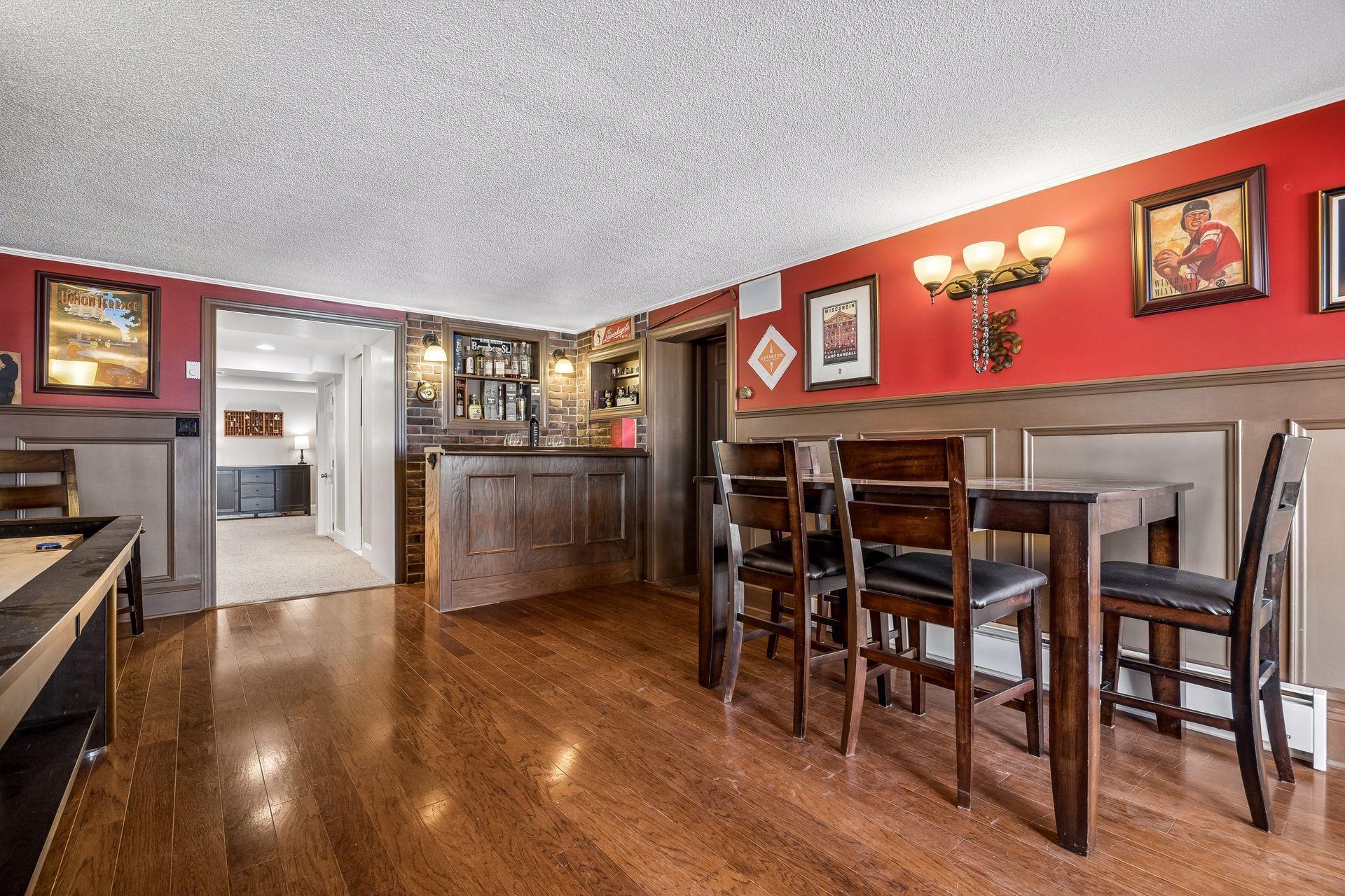 Walk in to enjoy a pub-like amusement room