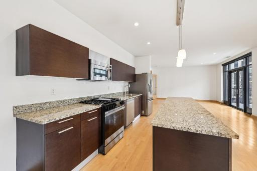 13-web-or-mls-W Lake St 306-S0502-013.jpg