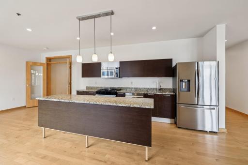 11-web-or-mls-W Lake St 306-S0502-011.jpg