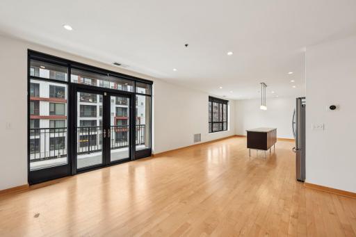 8-web-or-mls-W Lake St 306-S0502-008.jpg