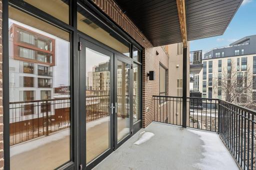 29-web-or-mls-W Lake St 306-S0502-029.jpg