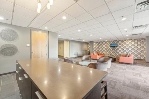 44-web-or-mls-W Lake St 306-021.jpg