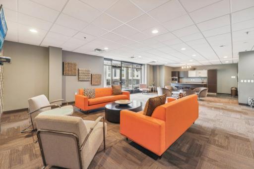 37-web-or-mls-W Lake St 306-010.jpg