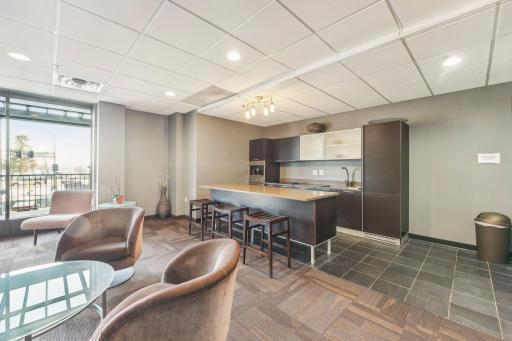 41-web-or-mls-W Lake St 306-018.jpg