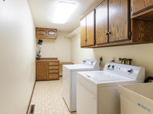 2020 16th St NE-216.jpg