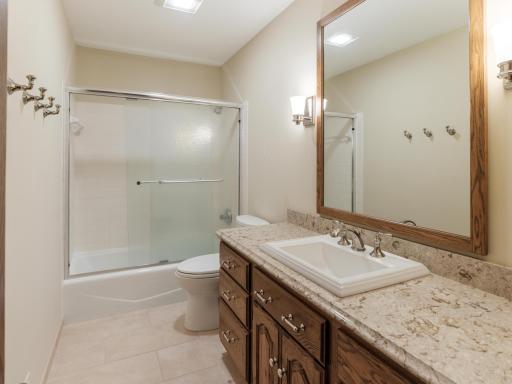 2020 16th St NE-229.jpg