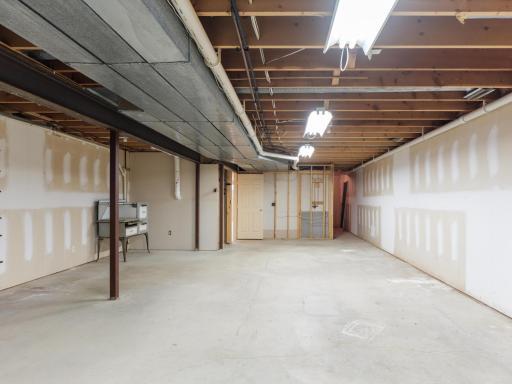 2020 16th St NE-239.jpg