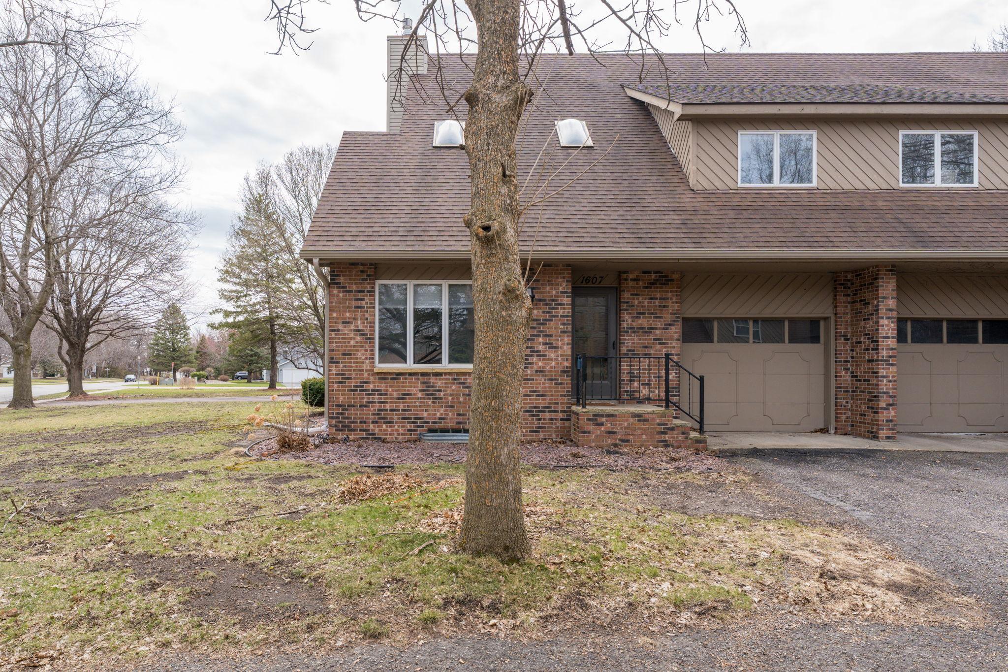 36-web-or-mls-1607-pleasant-view-dr (1).jpg