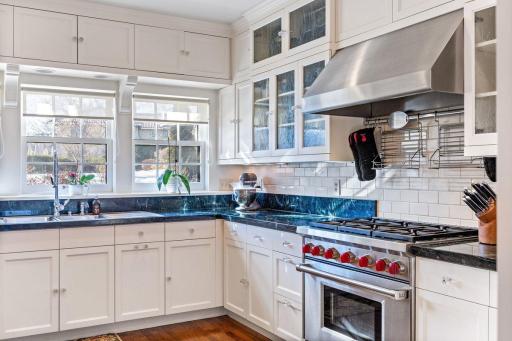 1014 Mount Curve Avenue, Minneapolis, MN 55403