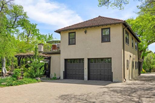 1014 Mount Curve Avenue, Minneapolis, MN 55403