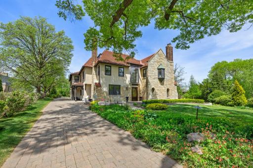 1014 Mount Curve Avenue, Minneapolis, MN 55403