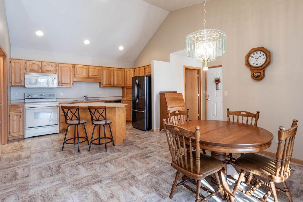 Kitchen & Dining
