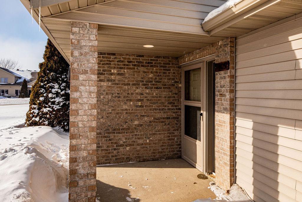 Front door w/ covered entry