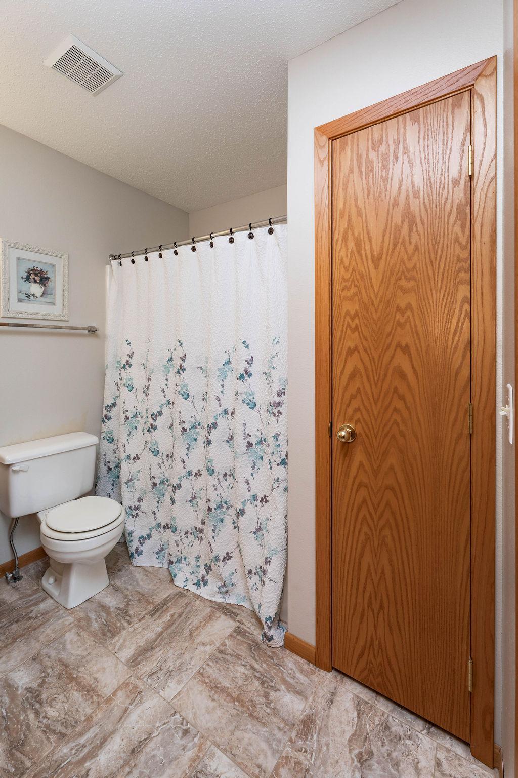 Full Bathroom w/ linen closet