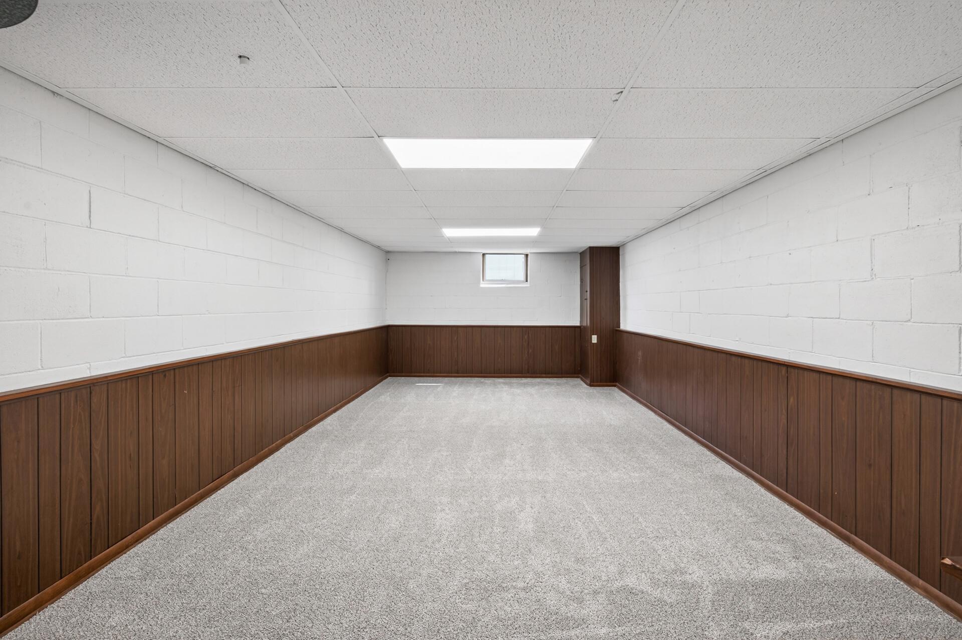 Large den/bonus space, great for a pool table