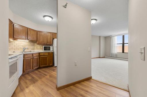5-web-or-mls-7600 Golden Valley Rd -4.jpg