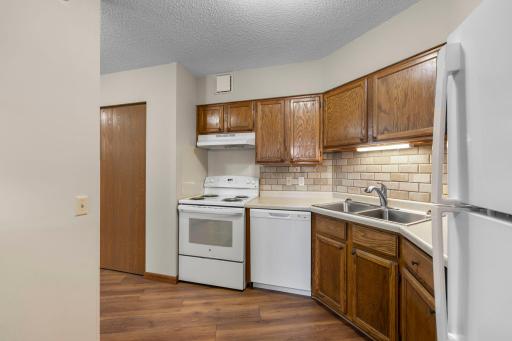 15-web-or-mls-7600 Golden Valley Rd -18.jpg