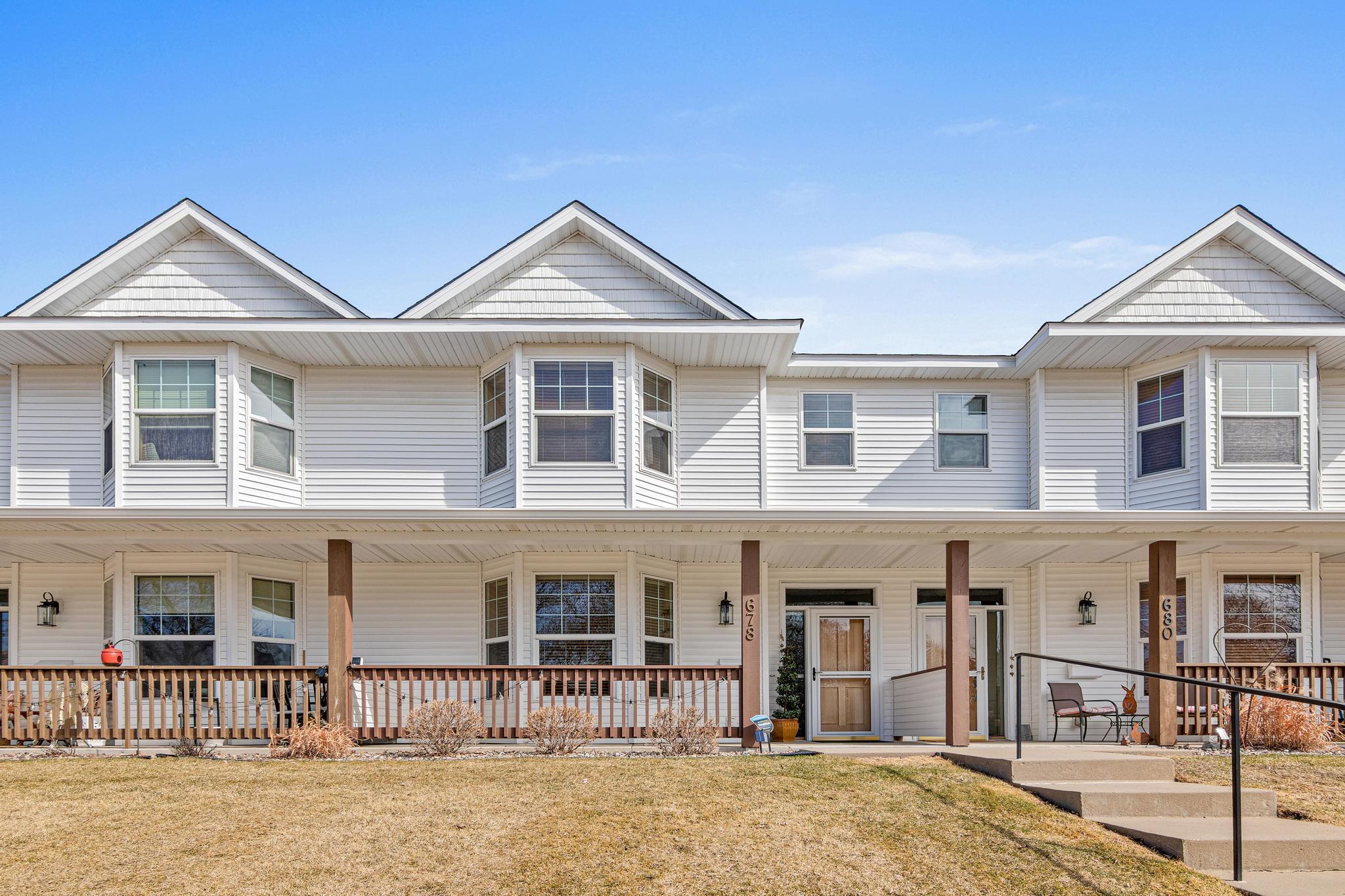 Welcome to easy living in the of St. Paul's vibrant West 7th neighborhood- just steps from the co-op, restaurants, local coffee shop, public transit and the Mississippi River.