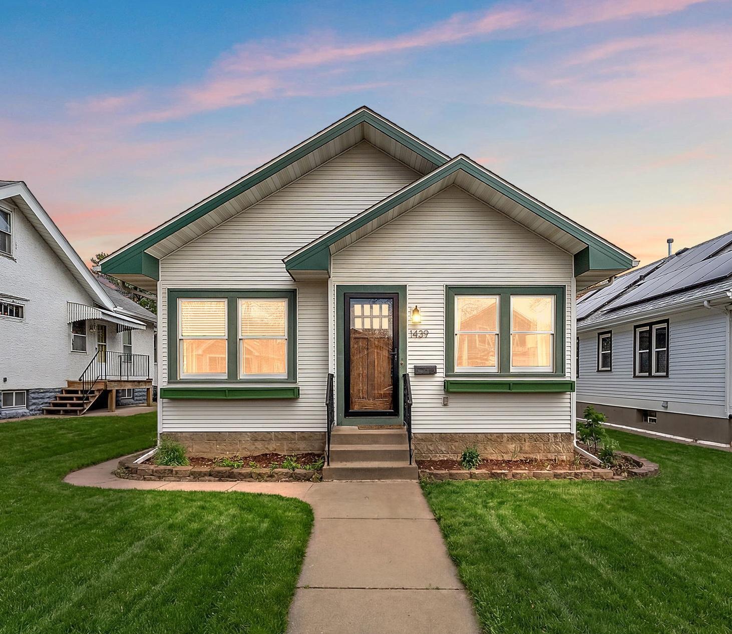 Welcome to 1439 Juliet Avenue! Adorable curb appeal, ready for spring blooms.