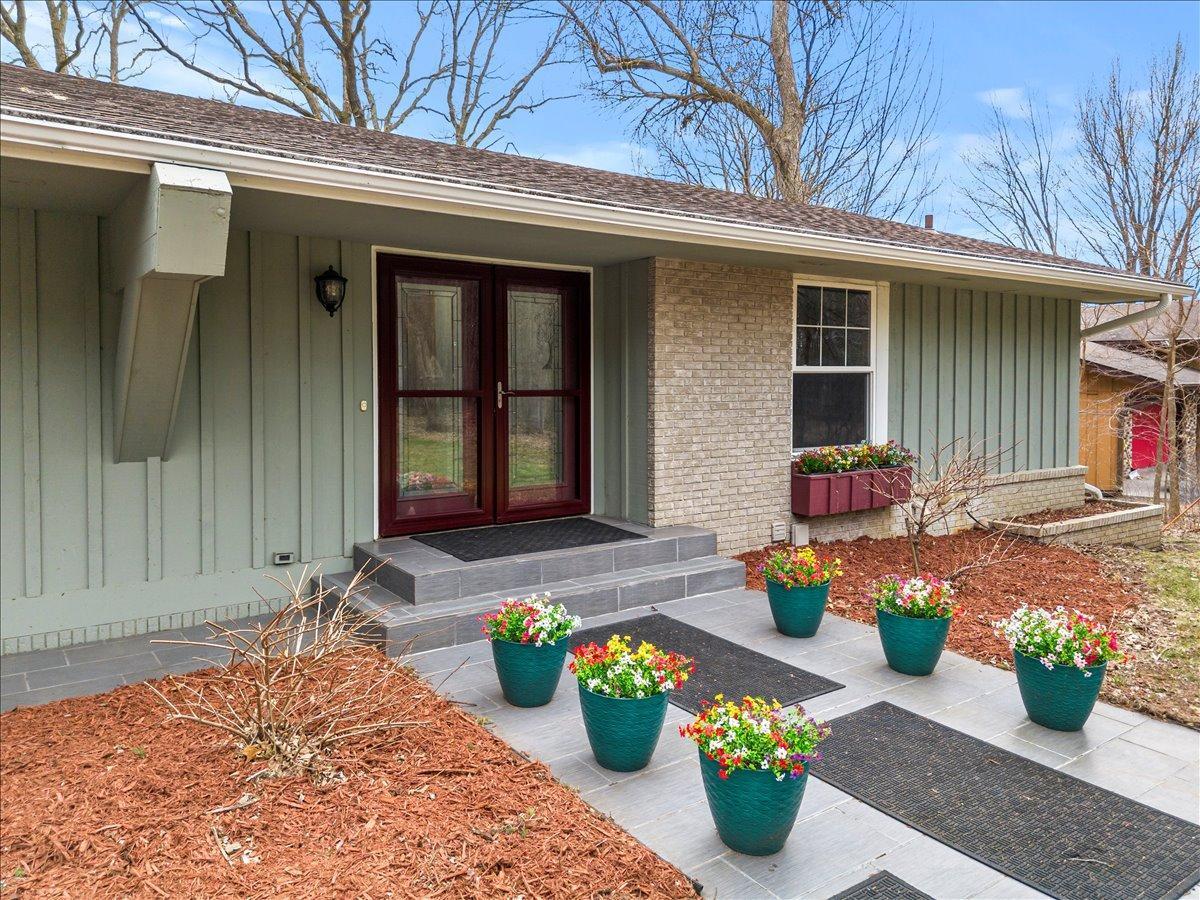 Welcome to 13100 Islandview Drive on Lake Orono