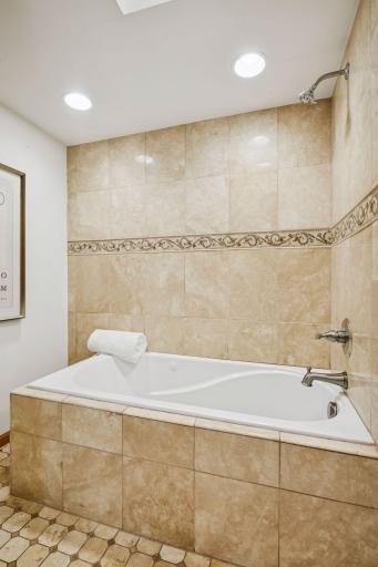 Mirabelle Tub with air jets