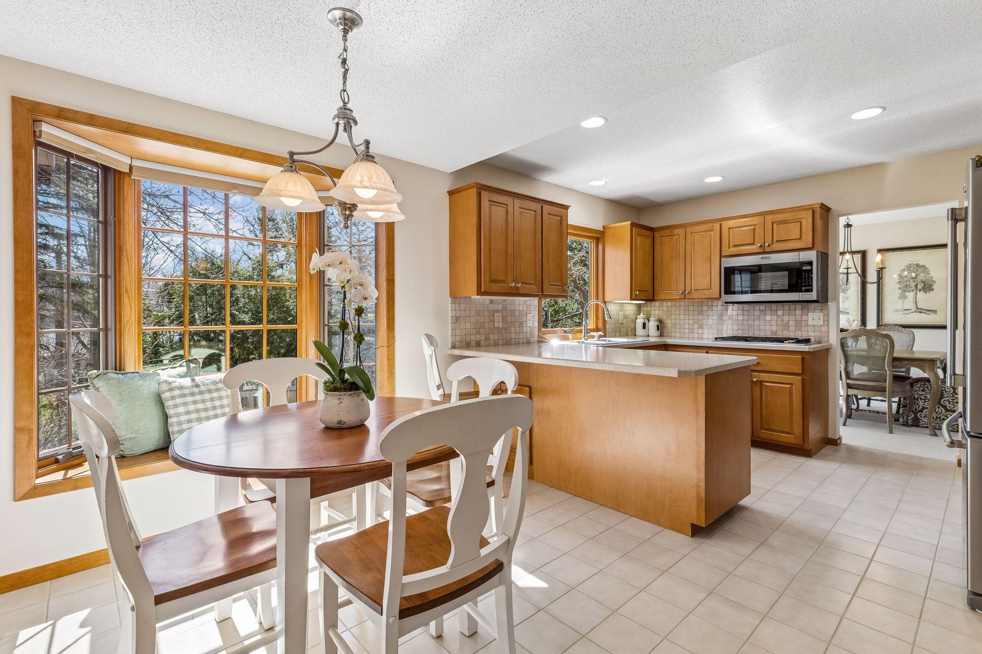 Eat in Kitchen, Snack bar, Cozy Bay Winow + seat.