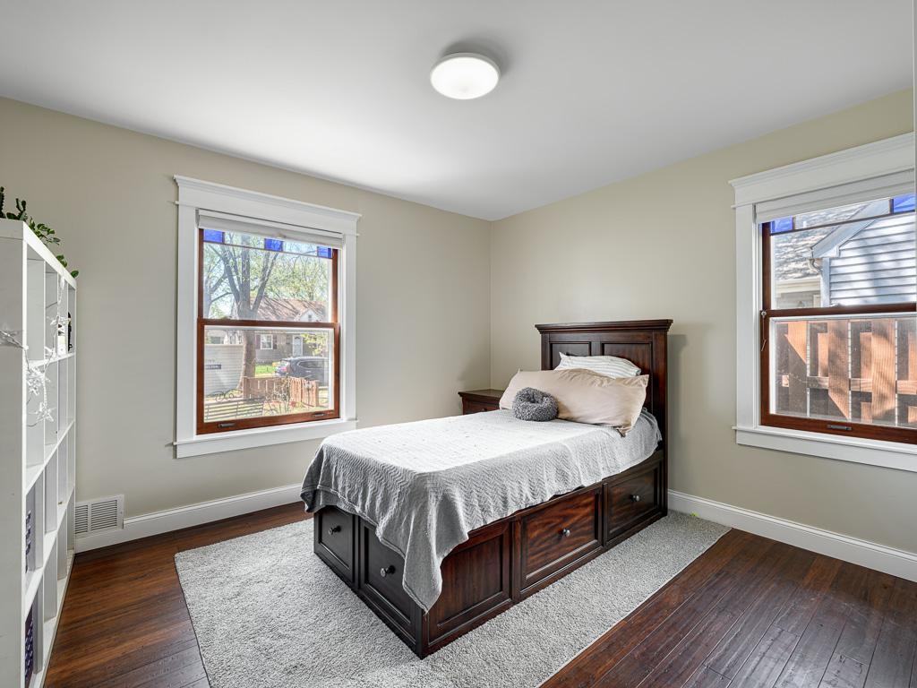 9 - Bedroom.jpg