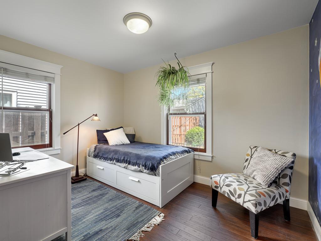 10 - Bedroom.jpg