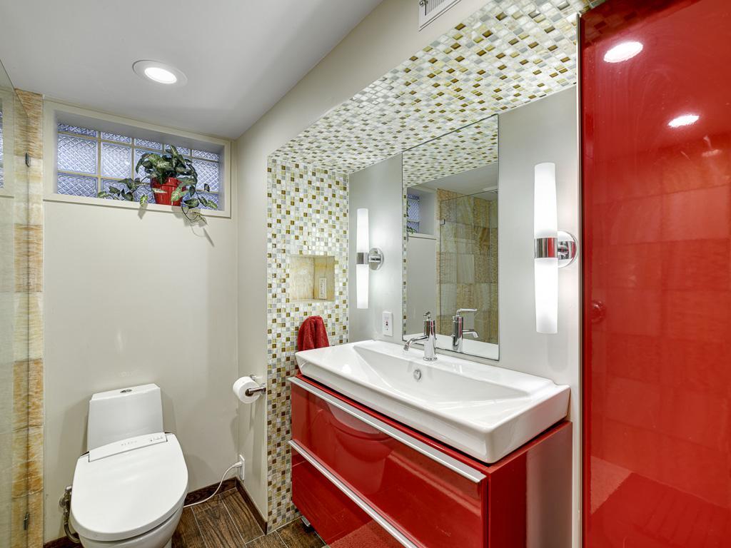 20 - Bathroom.jpg