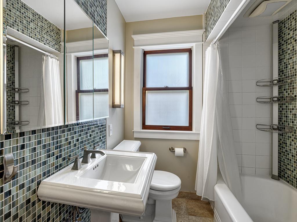 11 - Bathroom.jpg