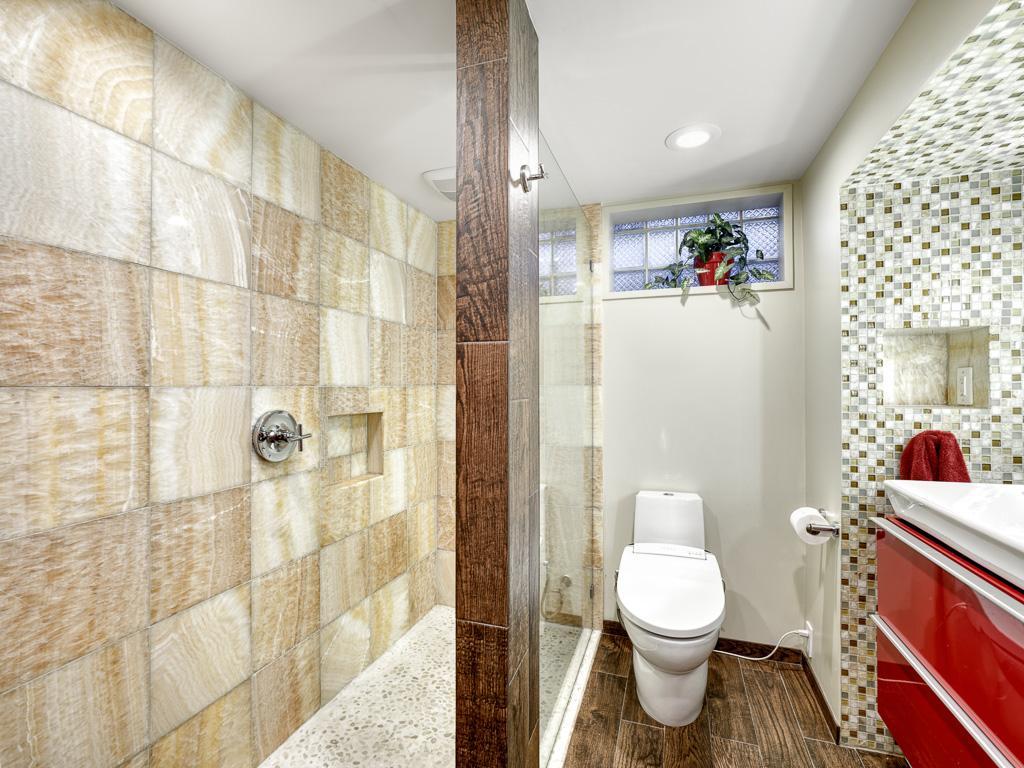 21 - Bathroom.jpg