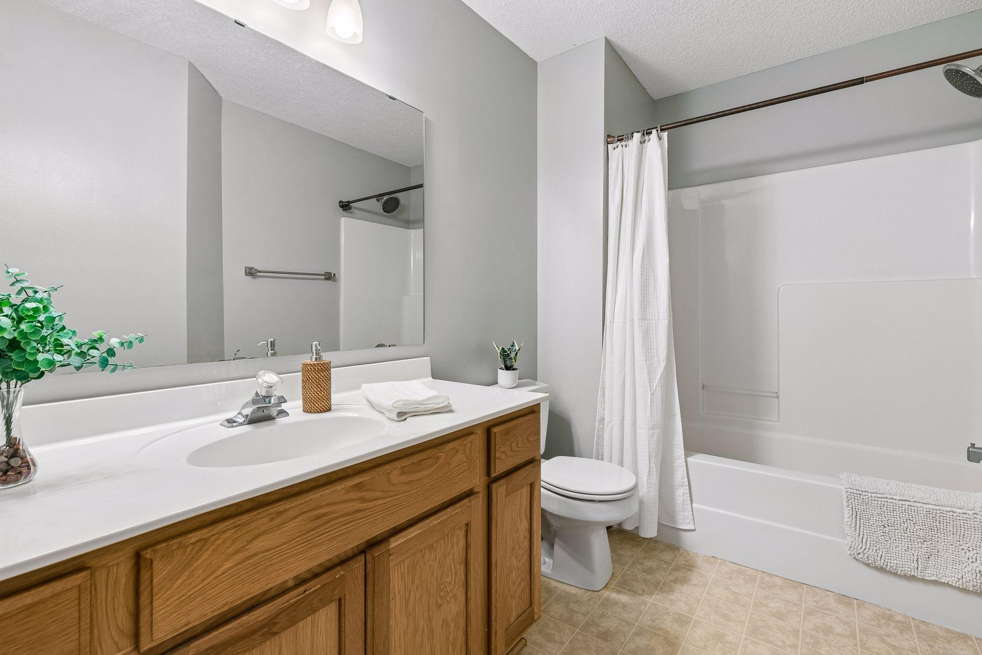 Upper level full bath.