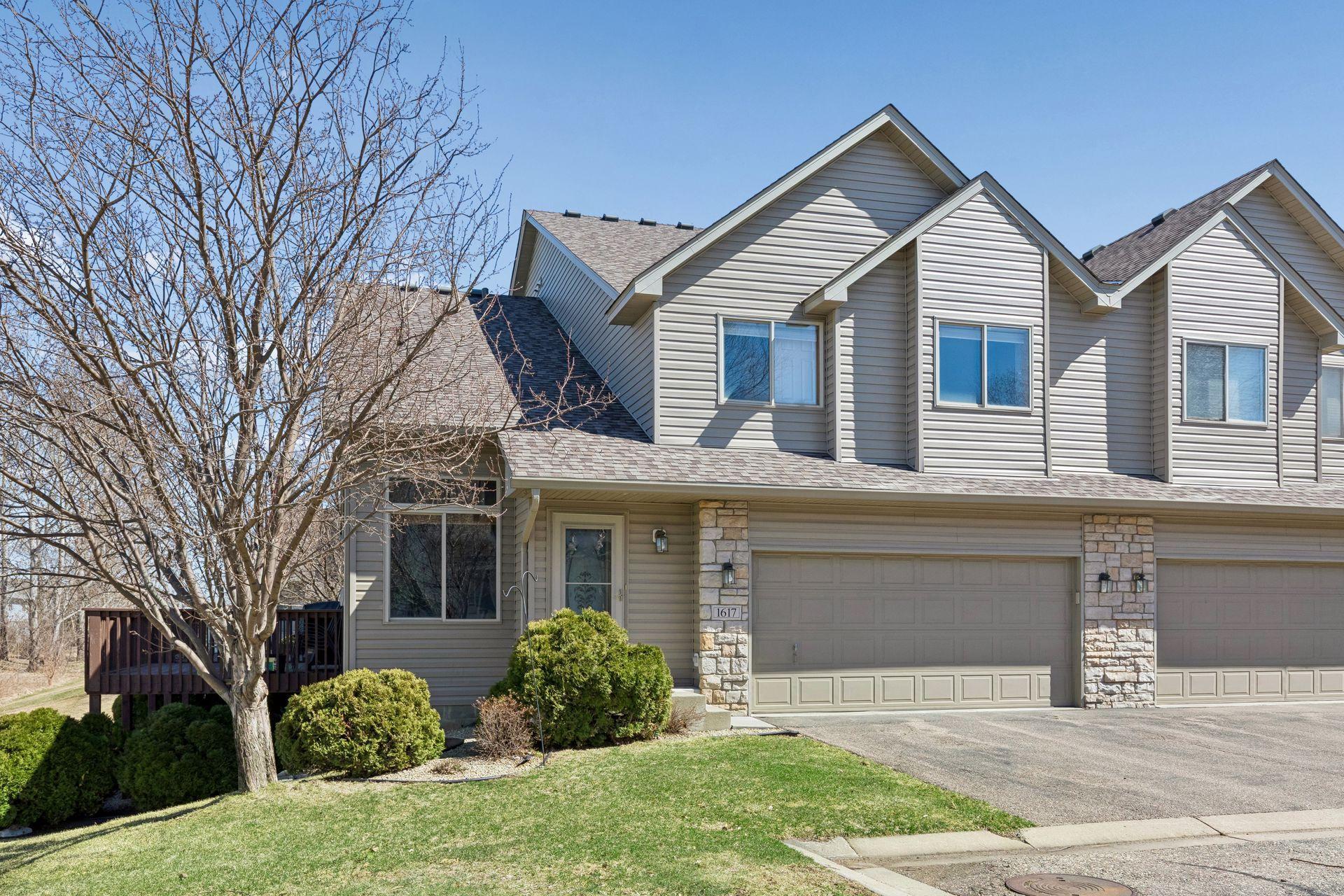 Dynamite location with convenient guest parking + located within walking distance to everyday amenities!