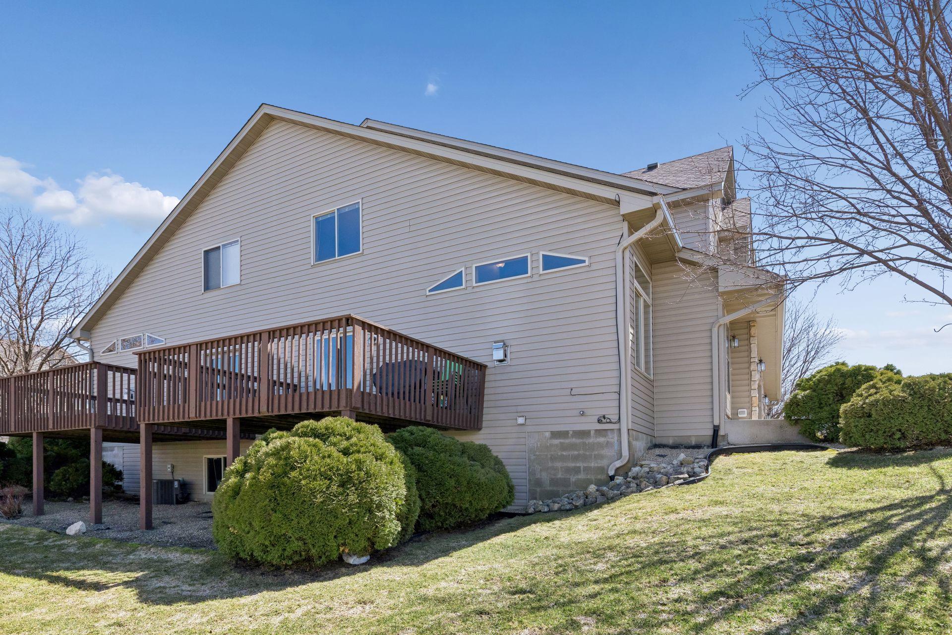 Solid exterior that includes newer roof, siding & gutters (HOA maintained).