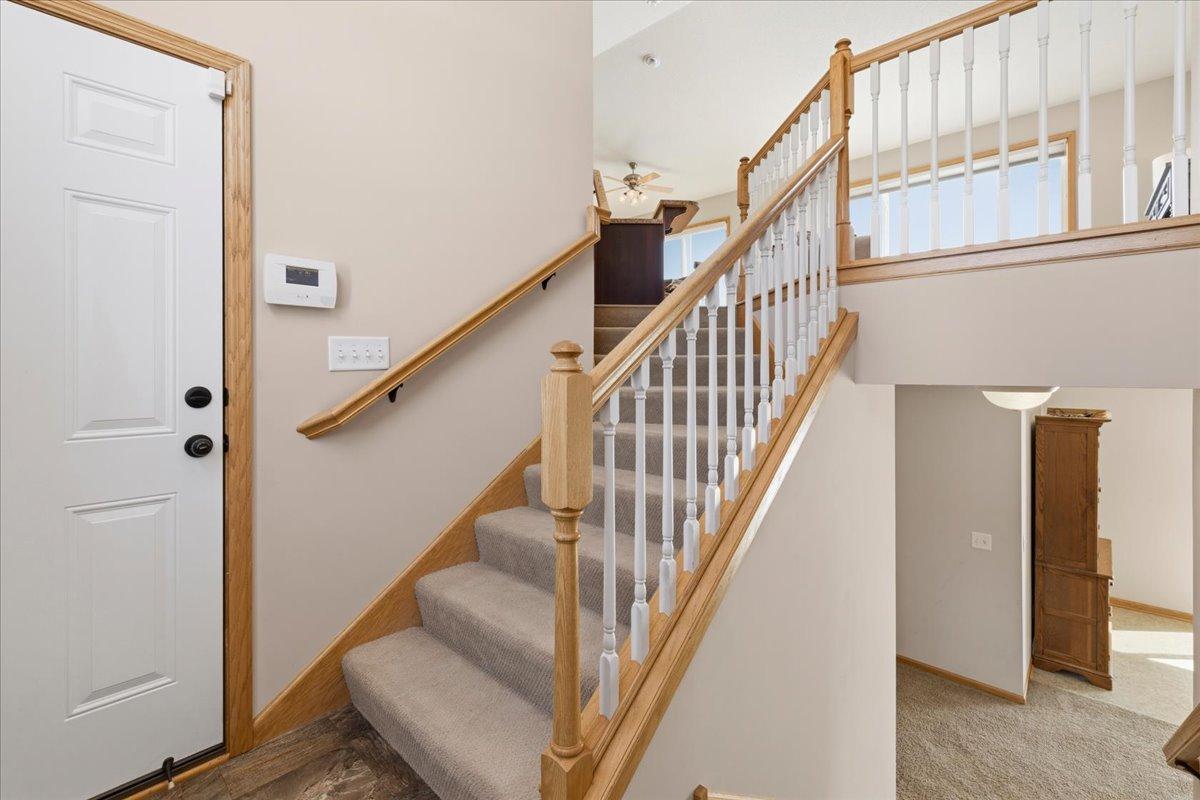 Large Foyer w/2 Closets
